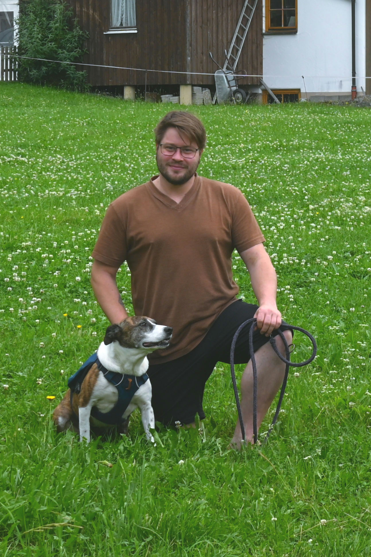 Marcel Lipinski mit Hund auf einer Wiese